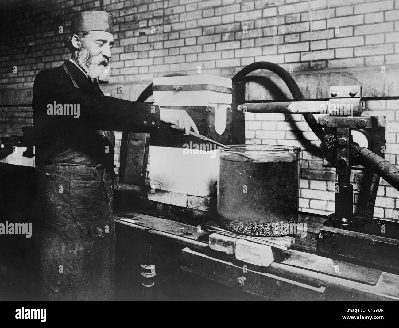 Chimico francese Henri Moissan (1852 - 1907) - Il vincitore del Premio Nobel per la Chimica nel 1906 - Il tentativo di rendere diamanti artificiali. Foto Stock