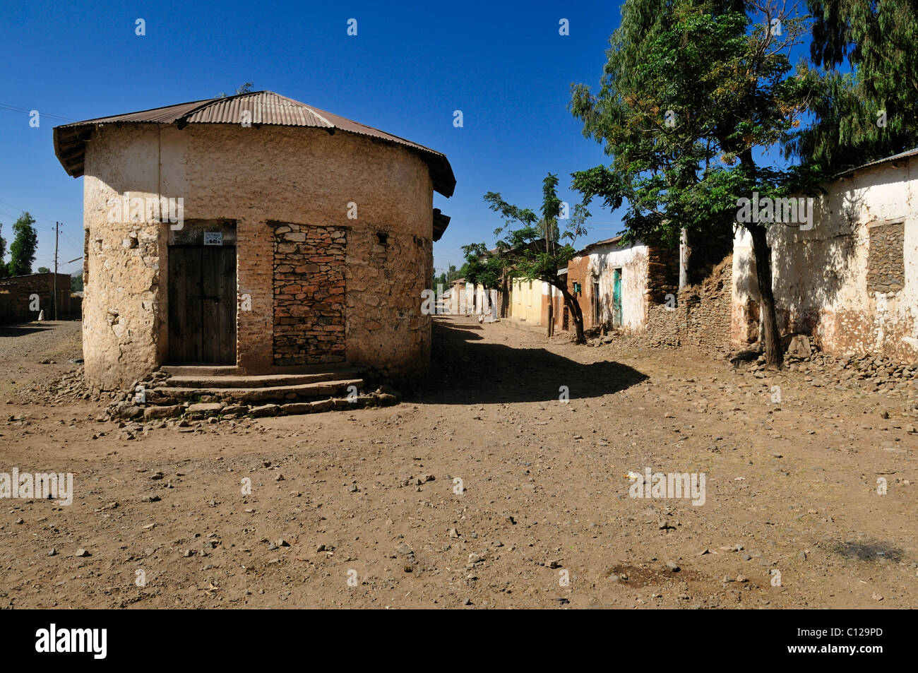 Vicolo polveroso nella storica città di Aksum, Axum, Sito Patrimonio Mondiale dell'UNESCO, Tigray, Etiopia, Africa Foto Stock