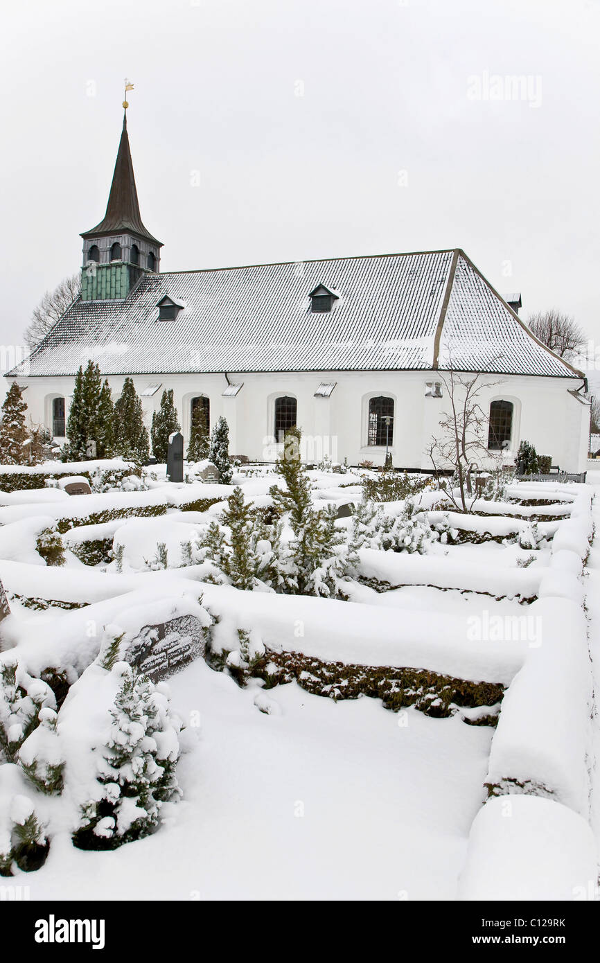 Coperta di neve cimitero e chiesa del paese, Magleby, Danimarca, Europa Foto Stock