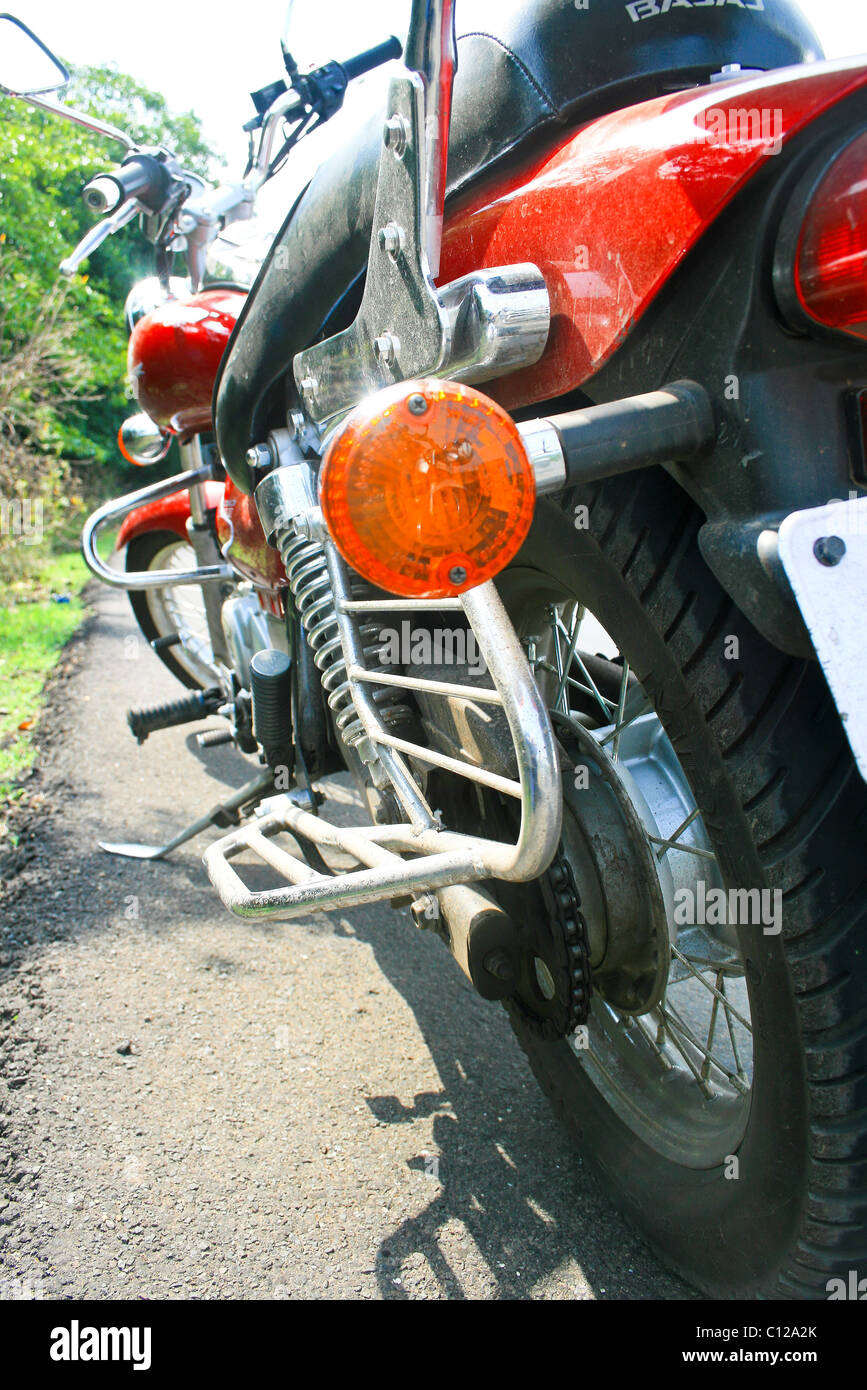 Vicino a side shot di indiani cruiser motociclo al sacco su un vicolo del paese Foto Stock