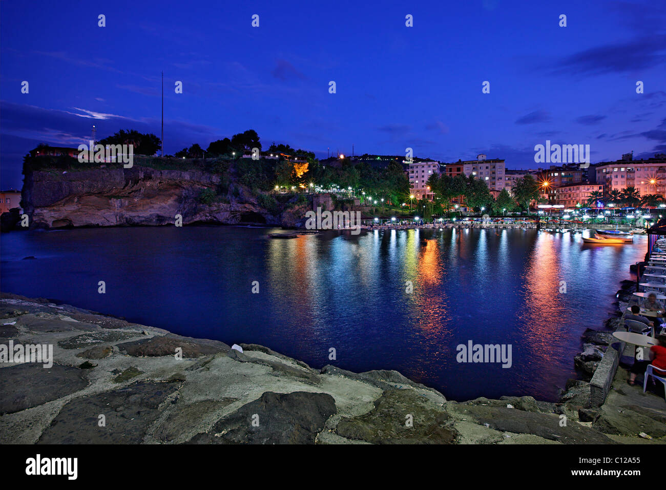 Vista notturna di uno dei porti più piccoli, proprio sotto Guzel Hisar ("bellissimo forte') nella città di Trabzon, Mar Nero, Turchia Foto Stock