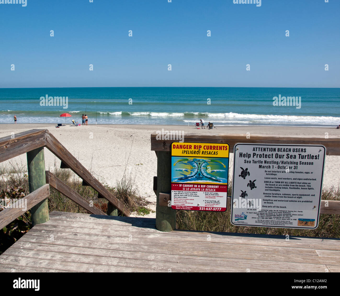 Corrente di rip e Sea Turtle Beach cartelli di avvertimento sulla spiaggia di Melbourne in Florida Foto Stock