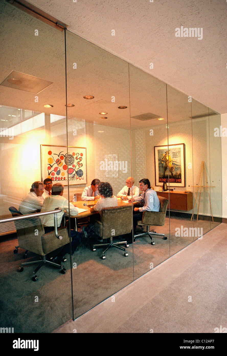 La gente di affari incontrano nella sala conferenze di un grande ufficio aziendale facility Foto Stock