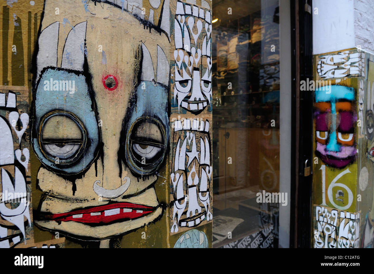 Graffiti su un negozio di skateboard, Neal's Yard, Covent Garden, Londra, Inghilterra, Regno Unito Foto Stock