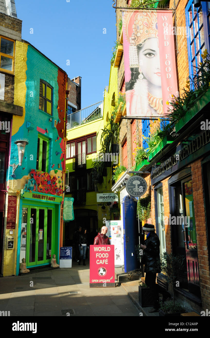 Colorati negozi e caffetterie in Neal's Yard, Covent Garden, Londra, Inghilterra, Regno Unito Foto Stock
