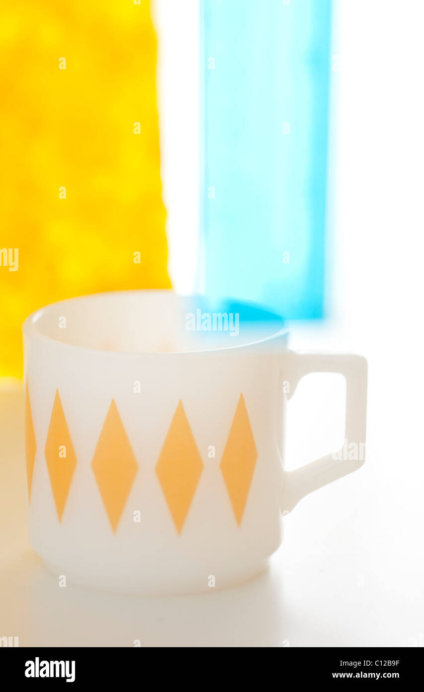 Tazza da caffè con blu e giallo e schemi di colore bianco Foto Stock