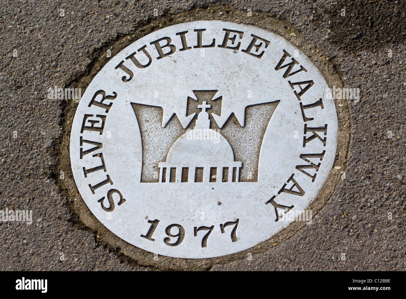 La placca sul marciapiede per la regina di Inghilterra del Silver Jubilee marciapiede Foto Stock