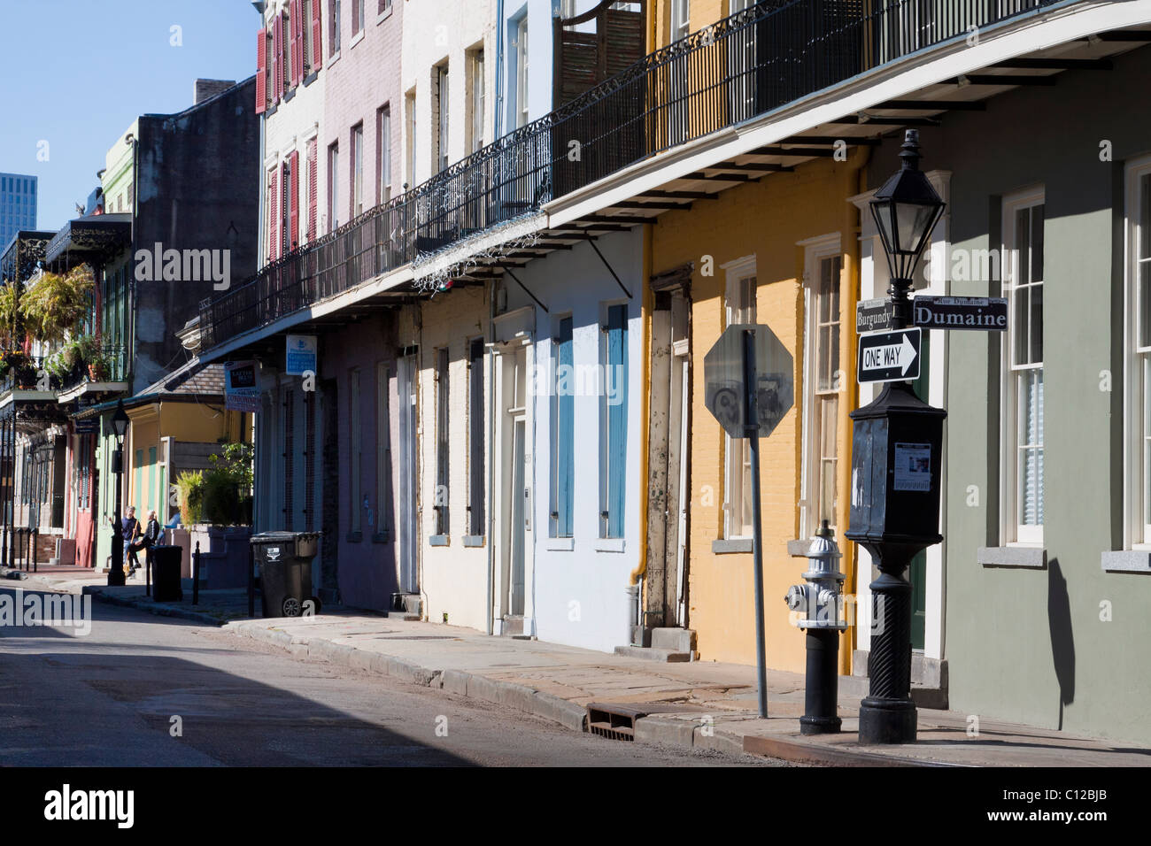 Fila di colorate case cittadine Creolo in Borgogna e Dumaine Street nel Quartiere Francese di New Orleans, Louisiana Foto Stock