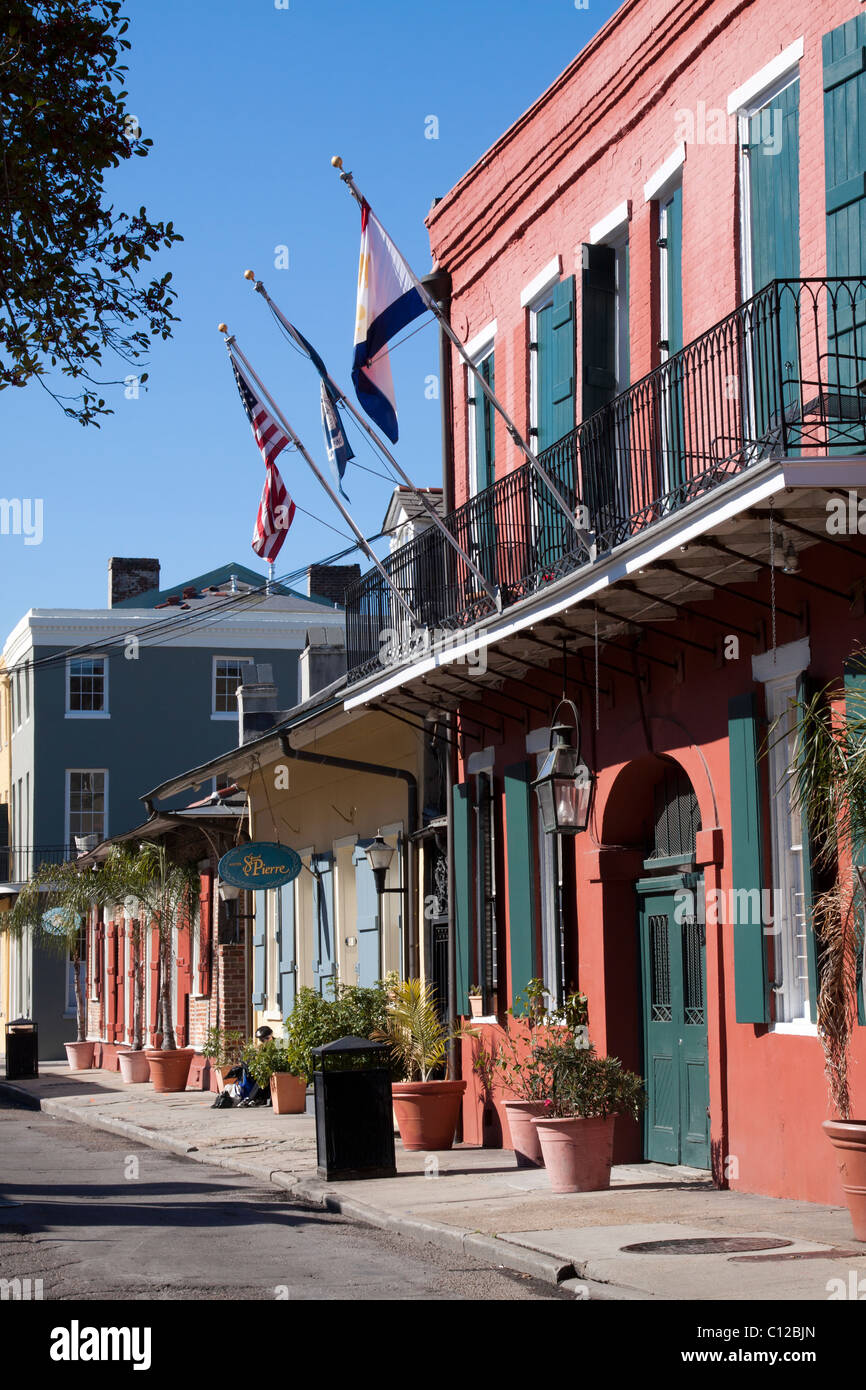 Creolo di colorate case a schiera su Borgogna Street a New Orleans, Louisiana Foto Stock