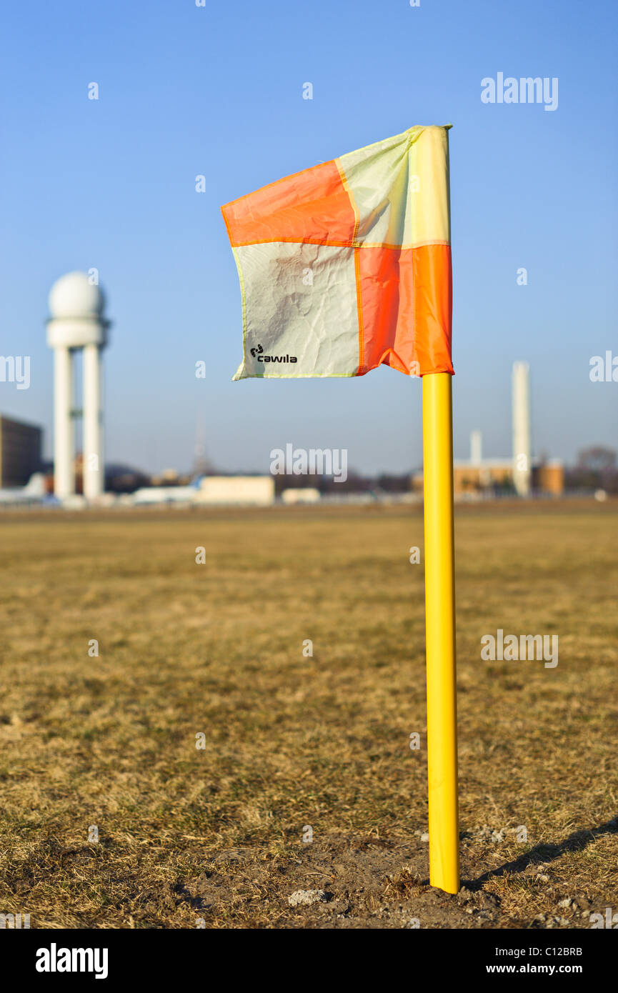 Bandiera su un campo di calcio a Tempelhof Park, ex aeroporto Tempelhof di Berlino, Germania, Europa Foto Stock