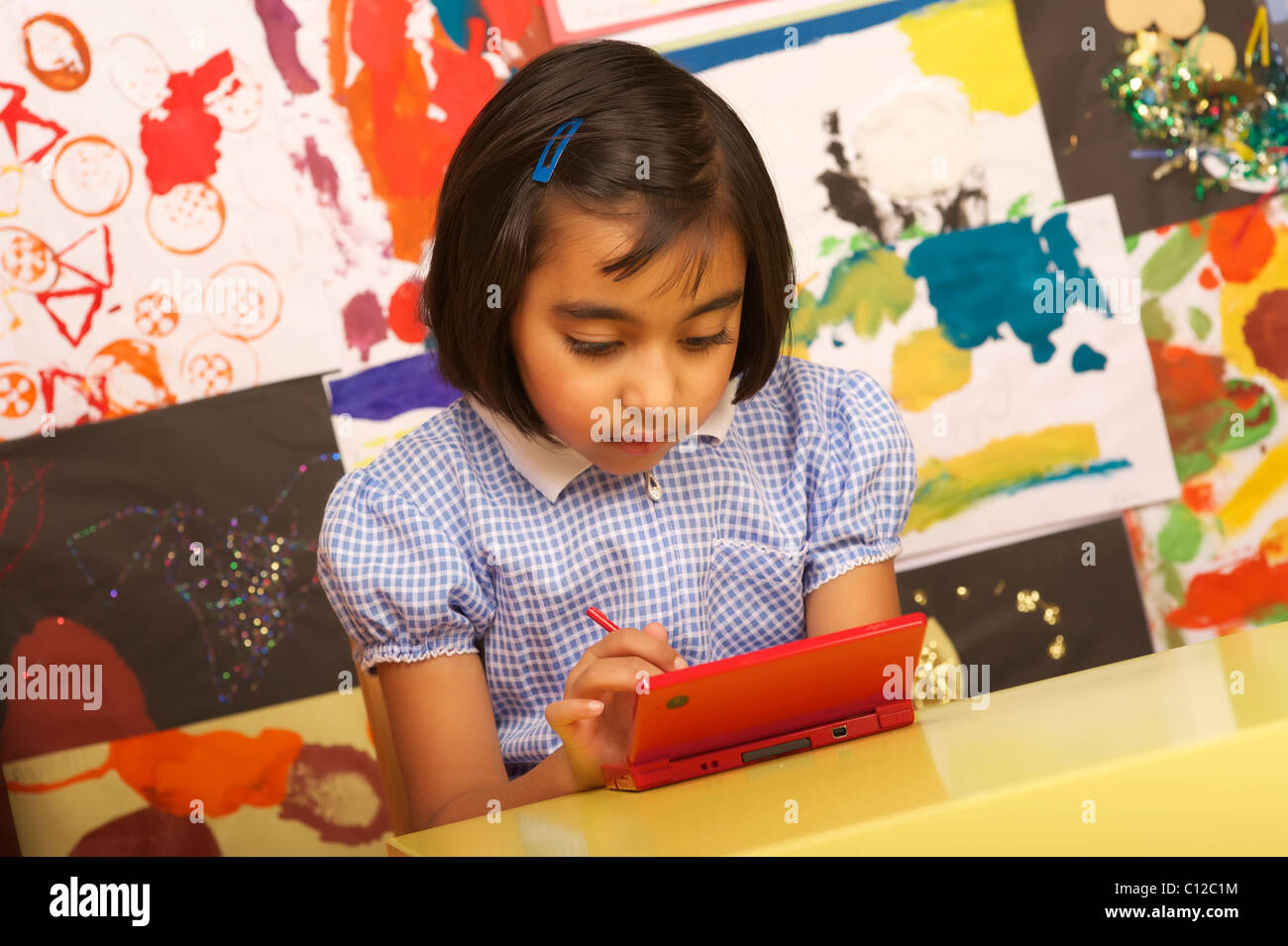 Una giovane ragazza di scuola di giocare con il Nintendo DS REGNO UNITO Foto Stock