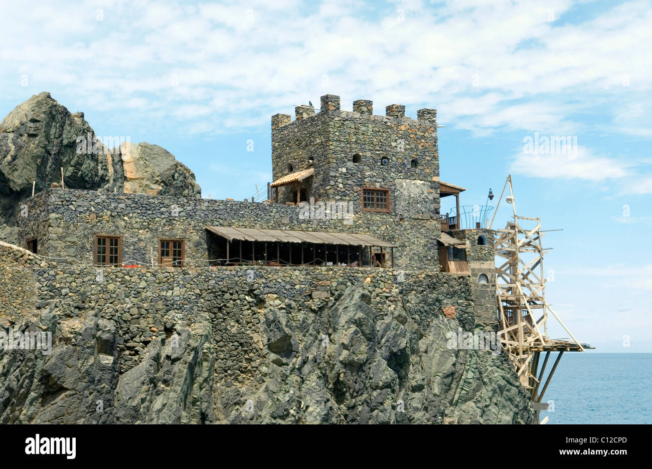 La Gomera, isole Canarie. Castillo del Mar nightclub bar cafe ristorante a Playa de Vallehermoso sulla costa nord Foto Stock