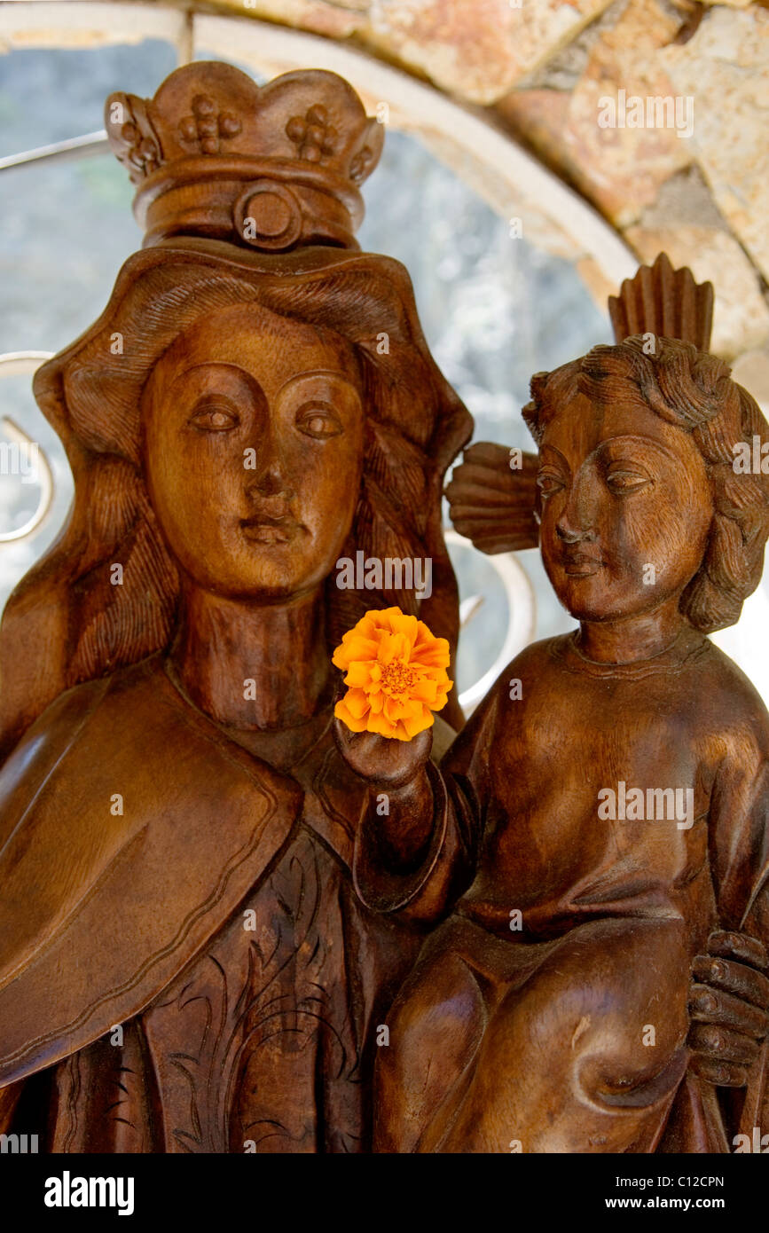 La Gomera, isole Canarie. Legno intagliato la Madonna e il bambino al Castillo del Mar nightclub bar cafe a Playa de Vallehermoso Foto Stock