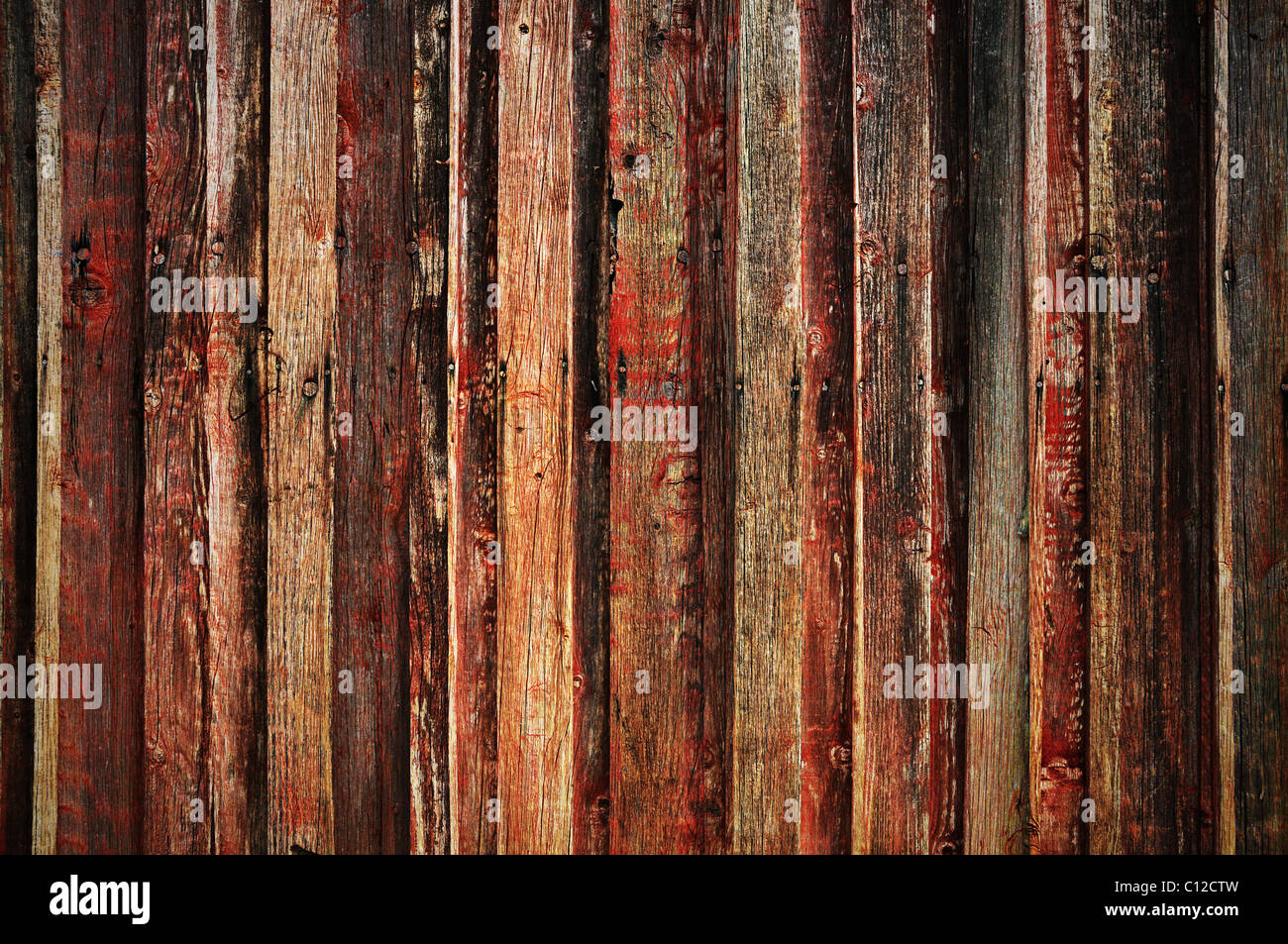 Sullo sfondo di una parete in legno cosparse di rosso Foto Stock