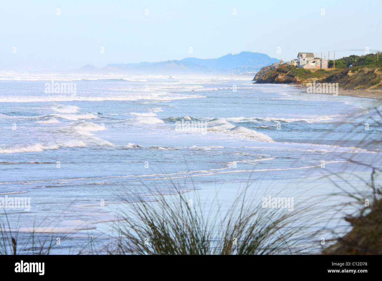 40,150.05153un parallelo seascape vista oceano onde surf beach distante casa colline, vegetazione in primo piano erba spiaggia blu bianco marrone Foto Stock 40,150.05153un parallelo seascape vista oceano onde surf beach distante casa colline, vegetazione in primo piano erba spiaggia blu bianco marrone Foto Stock