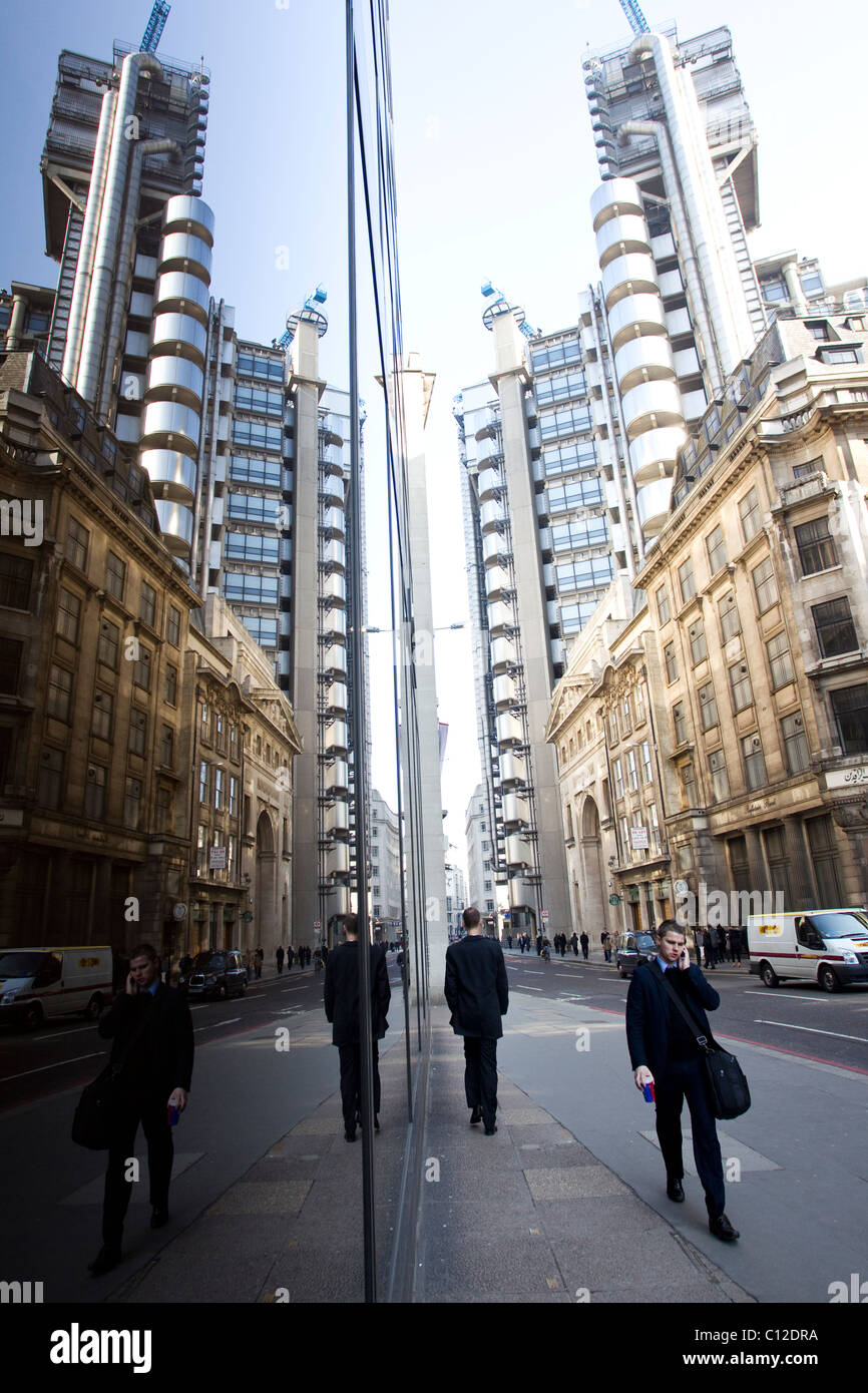 La riflessione di Lloyd's edificio sulla strada Leadenhall building City di Londra. Foto:Jeff Gilbert Foto Stock