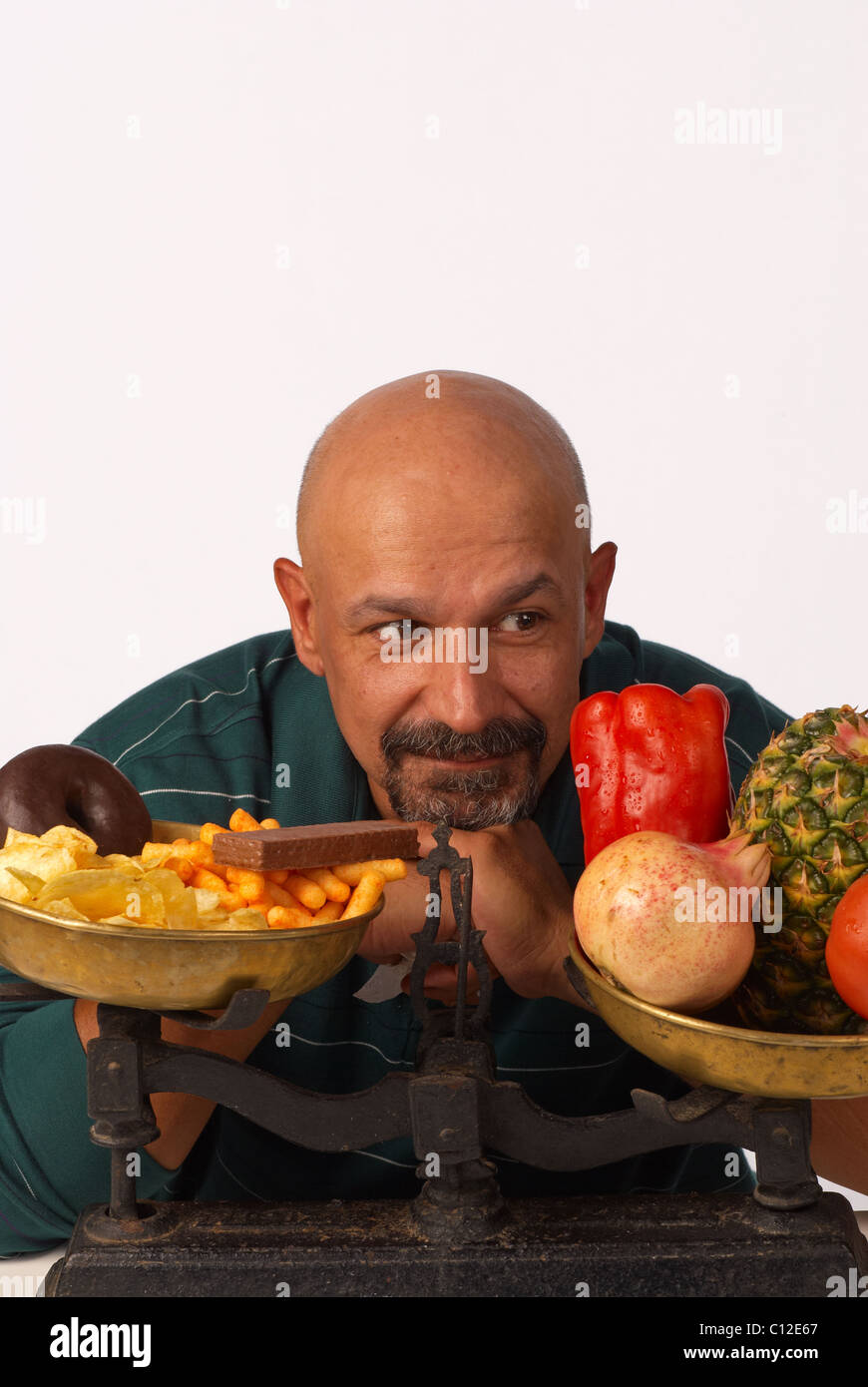 Prendere una decisione tra soggetti sani e alimenti dannosi per la salute Foto Stock