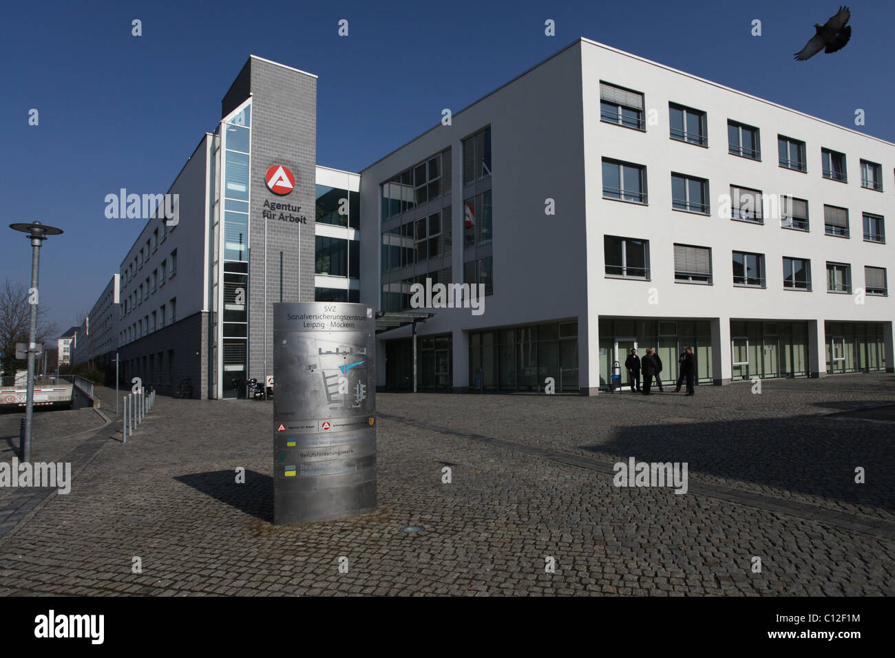 Esterno dell'Agenzia per l'impiego di Agentur für Arbeit Leipzig, Stato di Sassonia, Germania. L'Agentur für Arbeit è un'agenzia federale tedesca sotto il Ministero federale del lavoro e degli affari sociali che fornisce servizi per il mercato del lavoro, tra cui collocamento e consulenza professionale, e amministra le indennità di disoccupazione. Foto Stock