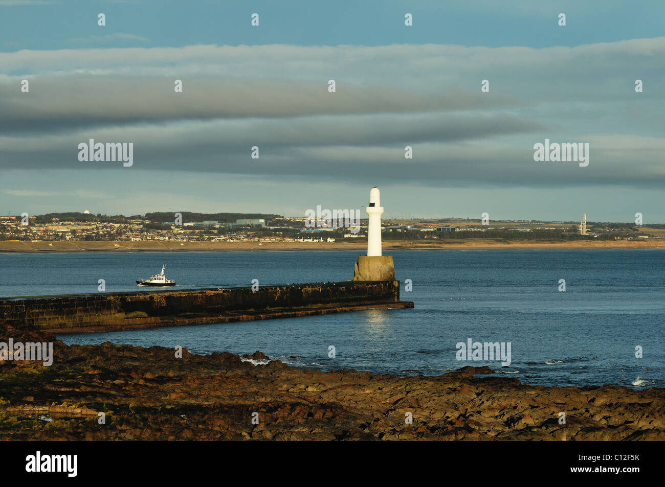 Dettaglio della linea di costa ed il Mare del Nord dal Sud Aberdeen sentiero costiero nel periodo invernale Foto Stock