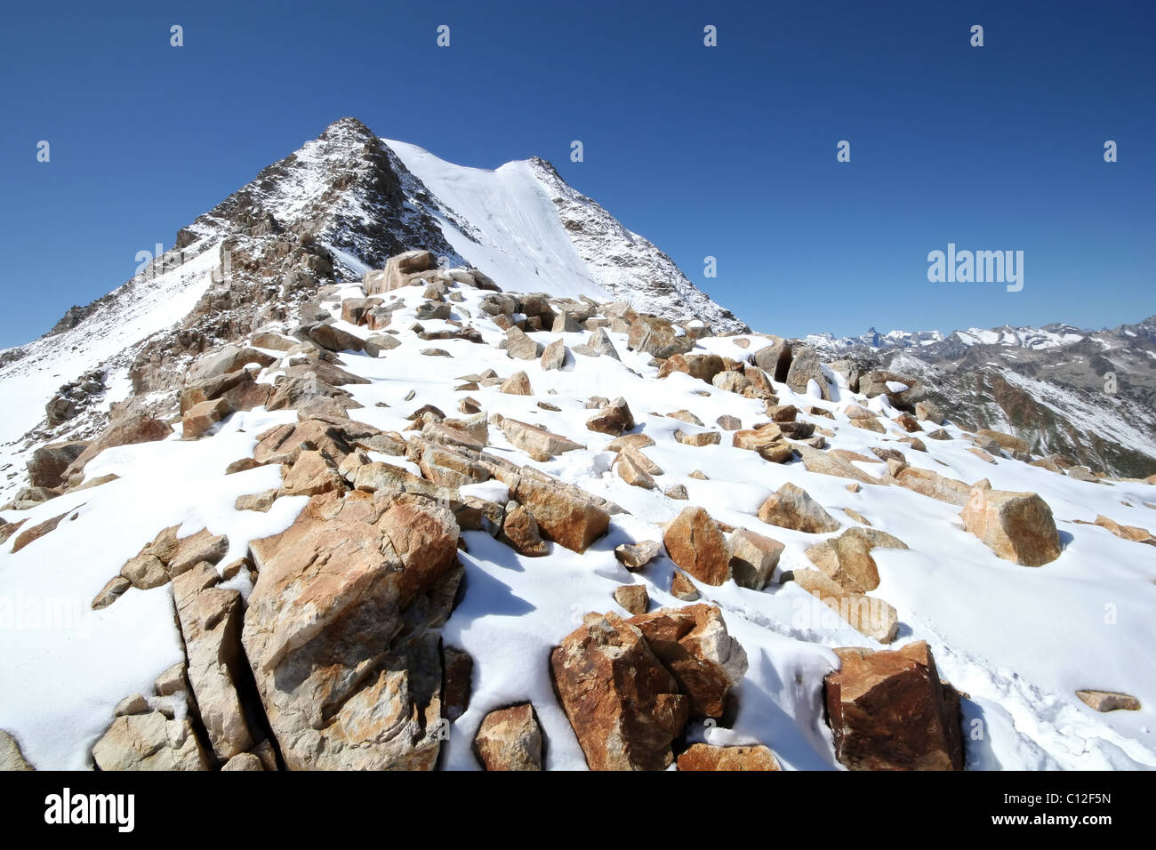 Montagne del Caucaso. Area Elbrus. Kabardino-Balkaria. Rocce di neve. Picco elevato nella neve. Foto Stock
