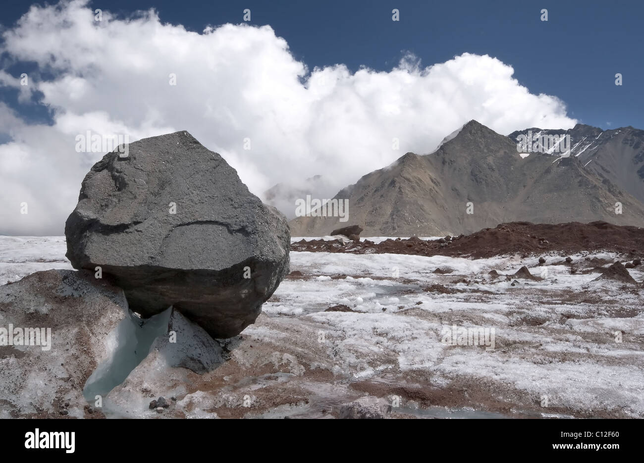 La pietra sulla morena del ghiacciaio nelle montagne del Caucaso. Area Elbrus. Asia. Natura selvaggia del paesaggio. Foto Stock