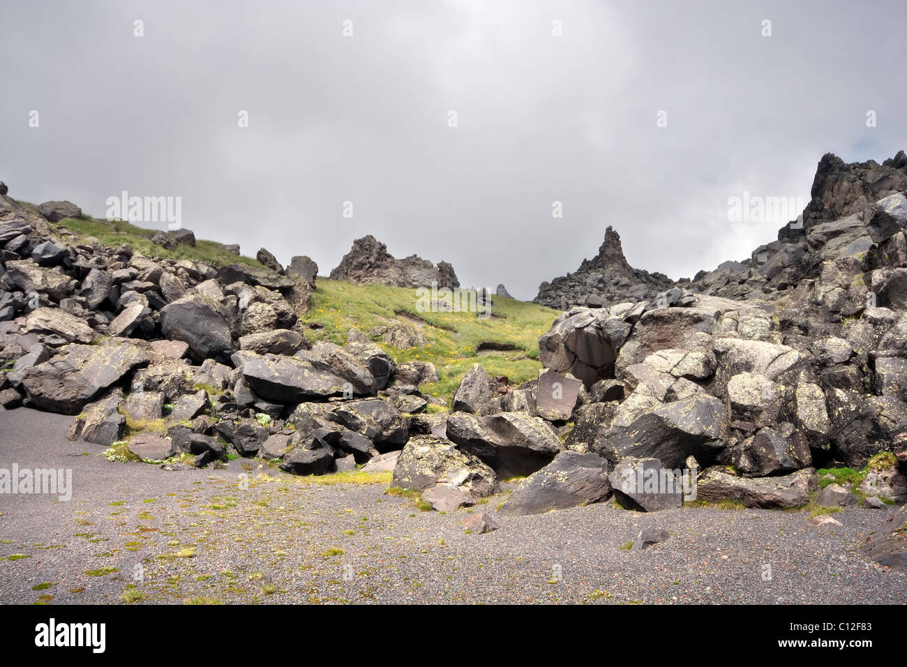 La natura del paesaggio. Pietre, sassi e massi nelle montagne del Caucaso. Area Elbrus. Kabardino-Balkaria. Foto Stock
