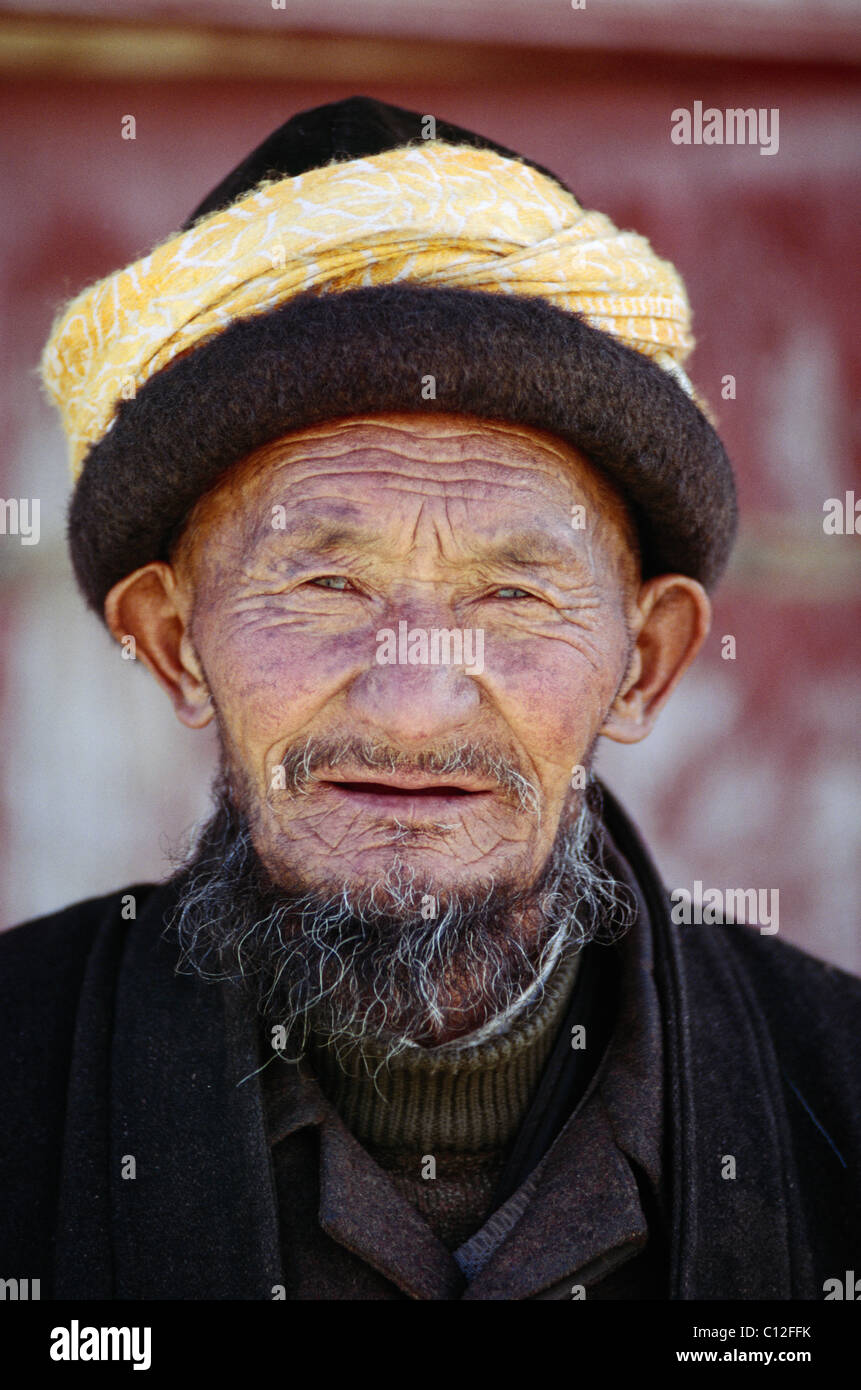 Anziani Uighur uomo con turbante, Kashgar, Xinjiang, Cina Foto Stock