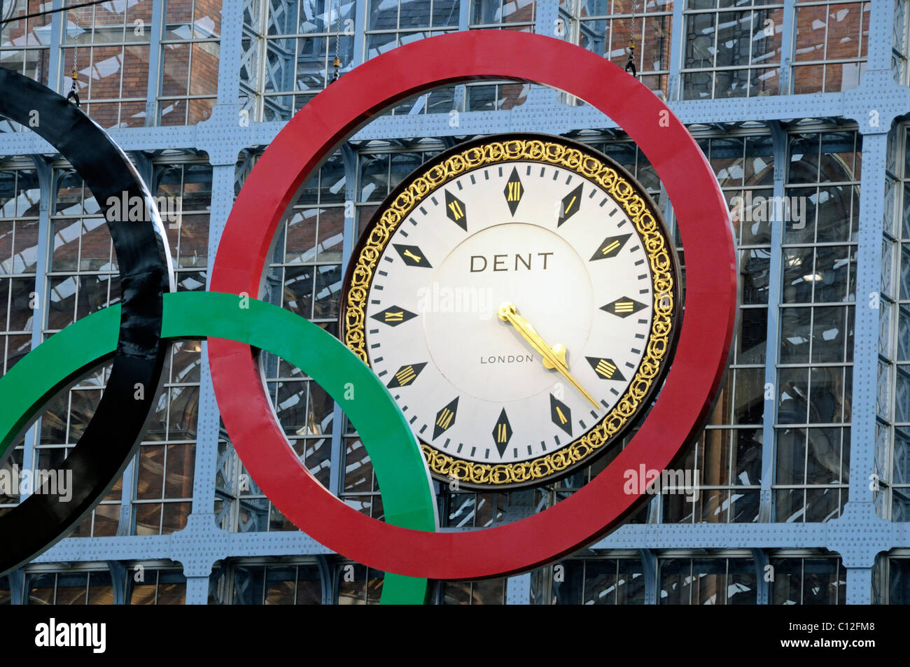 Orologio St. Pancras Station circondato da anelli olimpici Londra Inghilterra REGNO UNITO Foto Stock