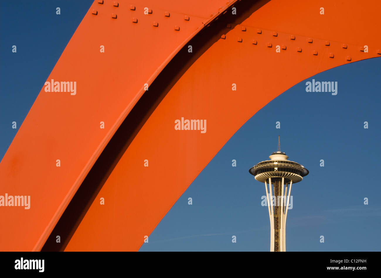 Stati Uniti d'America, Washington, Seattle, " Eagle " sculture di Alexander Calder (1971) Olympic Sculpture Garden: Space Needle dietro Foto Stock