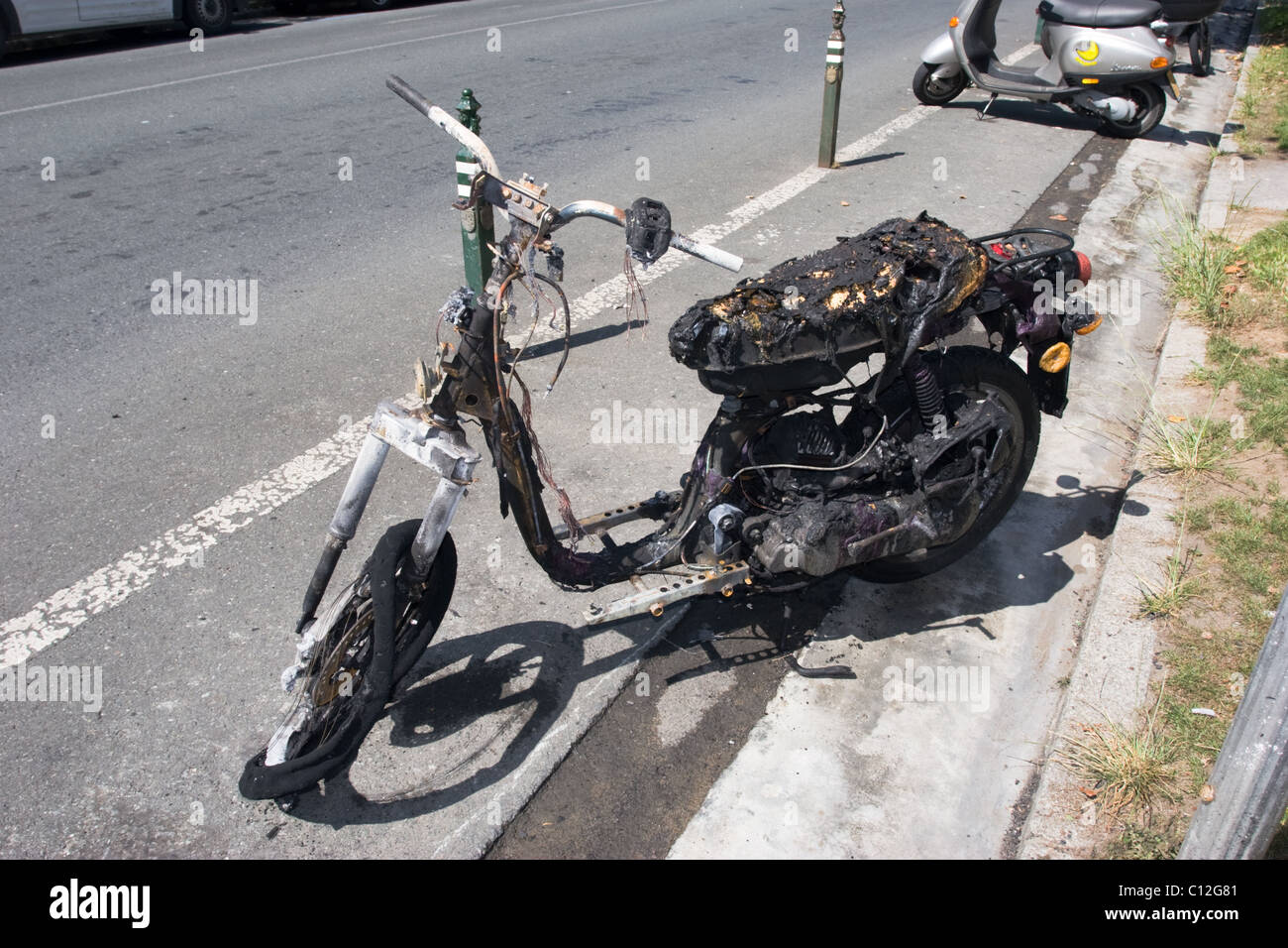 Resti di un bruciato scooter Foto Stock