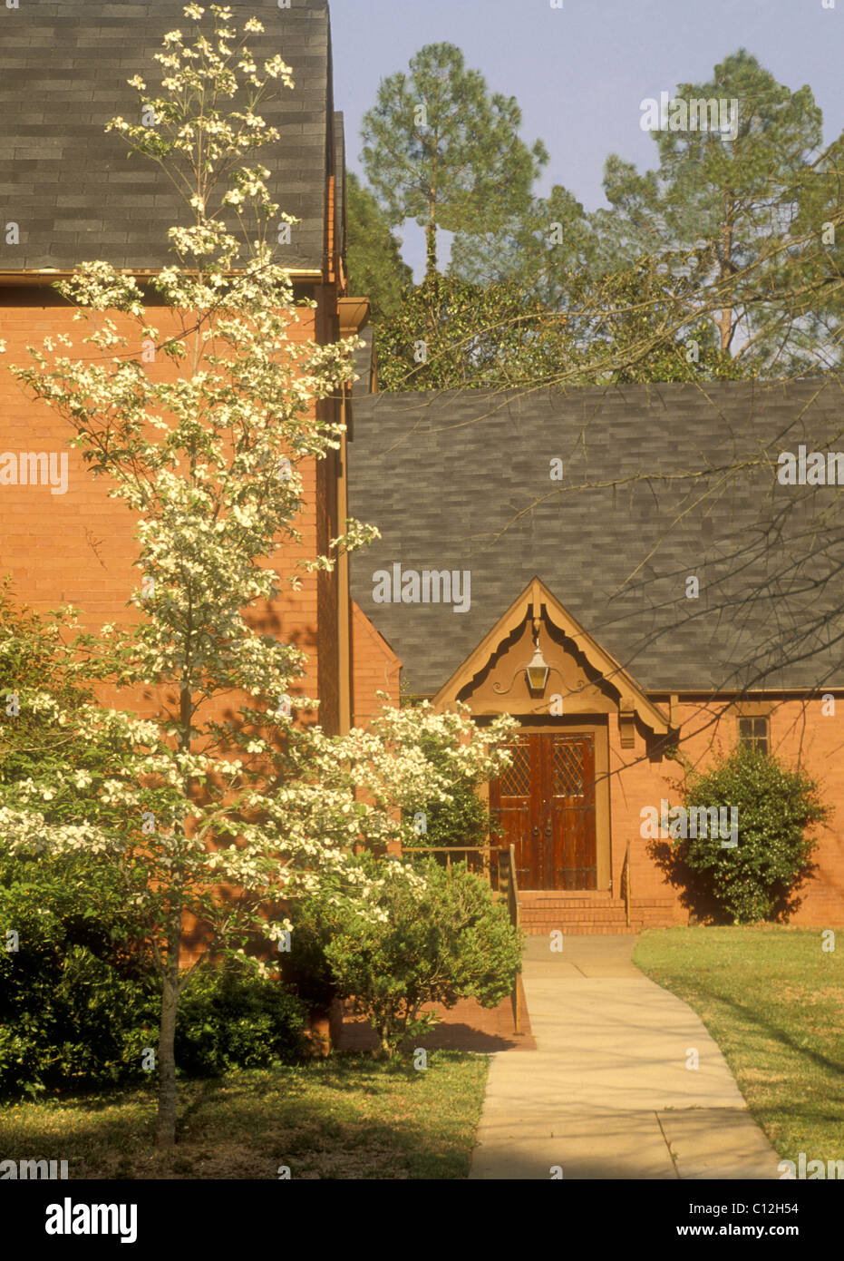 Calvario Chiesa Episcopale fatta di rosso di mattoni di argilla in primavera con alberi in fiore, Americus GA Foto Stock