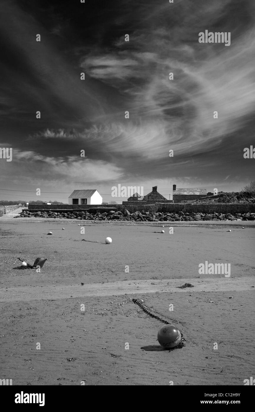 Nuvole, spiaggia, Parrog, Newport Pembrokeshire, Galles Foto Stock