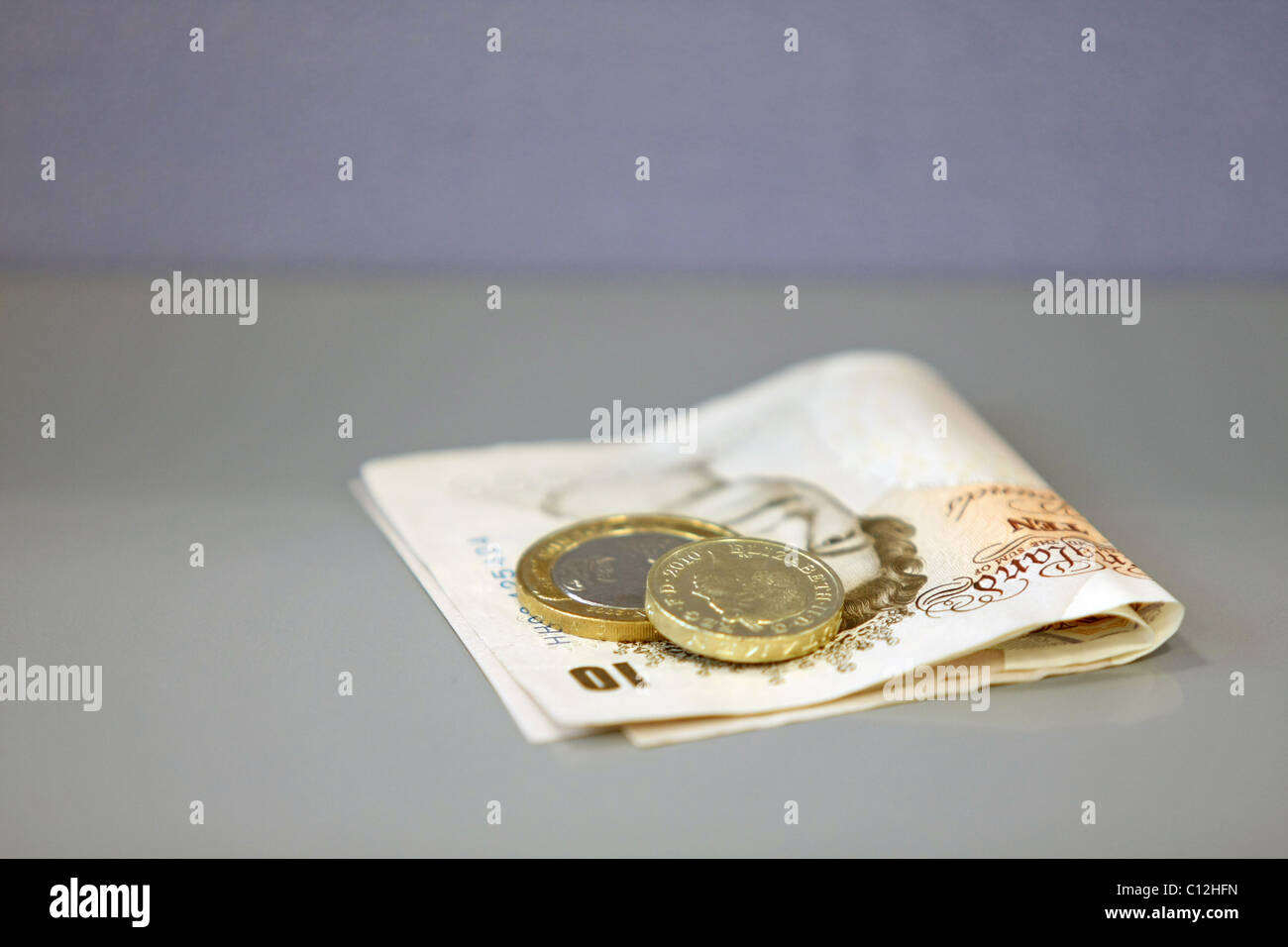 Una sterlina £2 e £1 moneta su £10 note Foto Stock