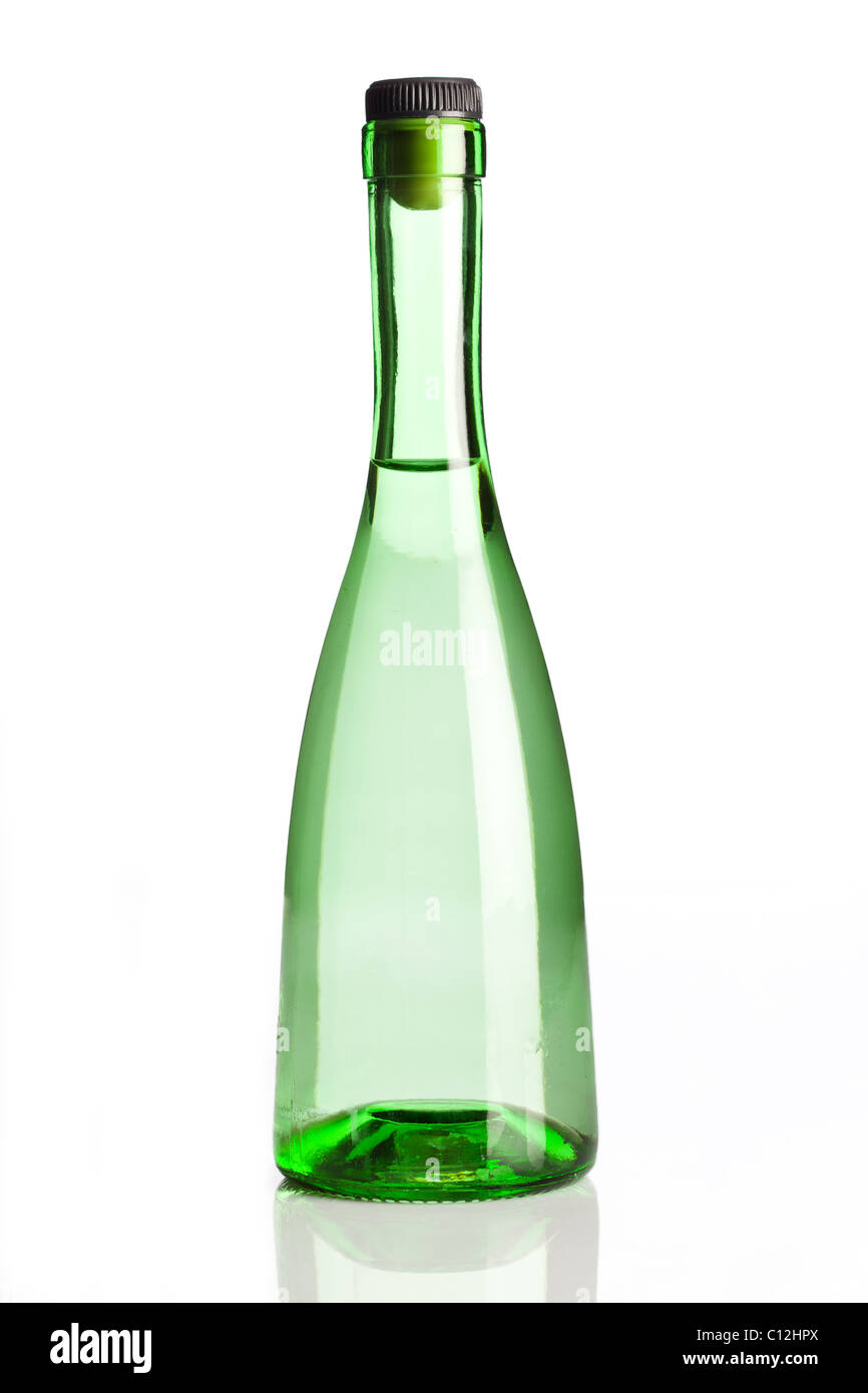 Verde trasparente bottiglia isolato su sfondo bianco Foto Stock