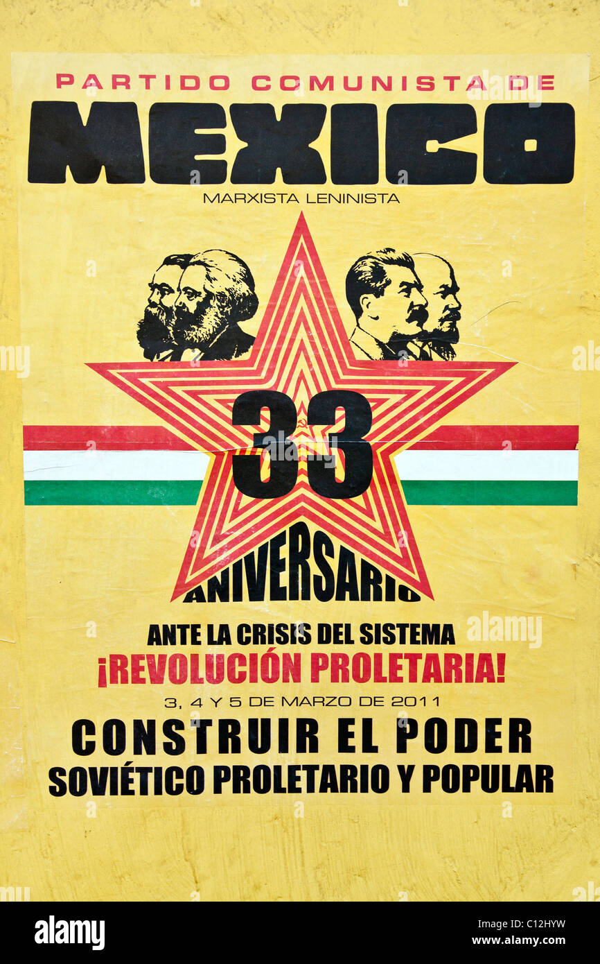 Bel giallo rosso verde nero poster per rally celebrando xxxiii anniversario messicano Partito Comunista sulla parete in Oaxaca Messico Foto Stock