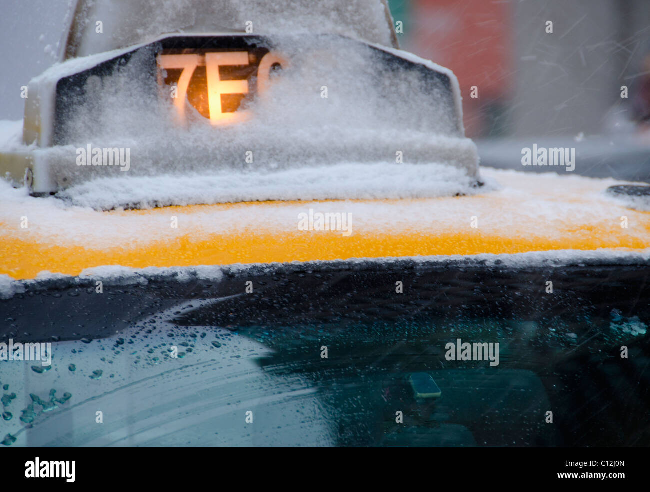 Stati Uniti d'America, New York City, Taxi tetto coperto di neve Foto Stock