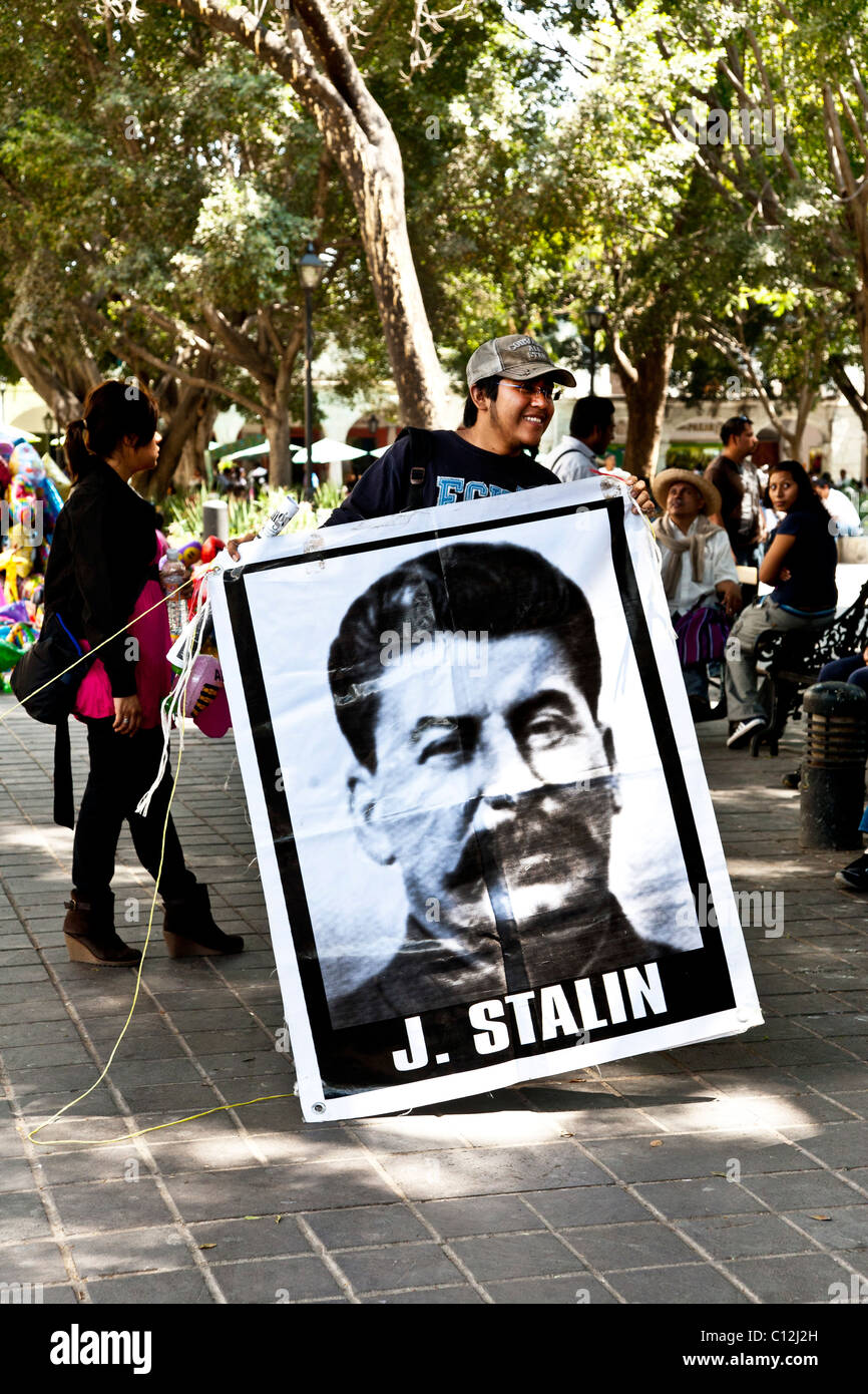 Sorridente giovane messicano socialista nel cappello da baseball detiene  enormi poster di Josef Stalin al Partito Comunista nel rally di Oaxaca  Zocalo Foto stock - Alamy