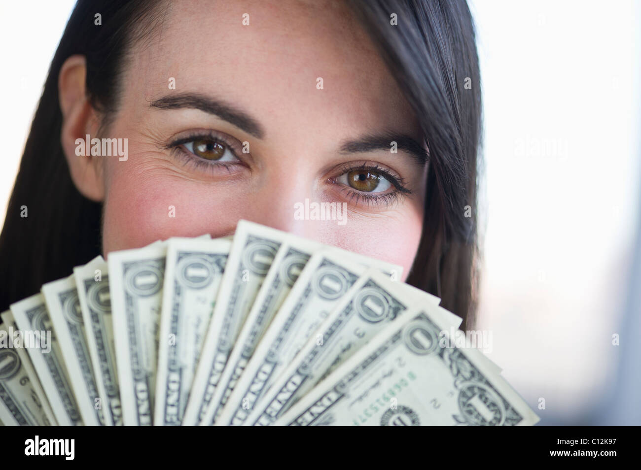 Stati Uniti d'America, New Jersey, Jersey City, Ritratto di giovane donna con ventaglio di banconote Foto Stock