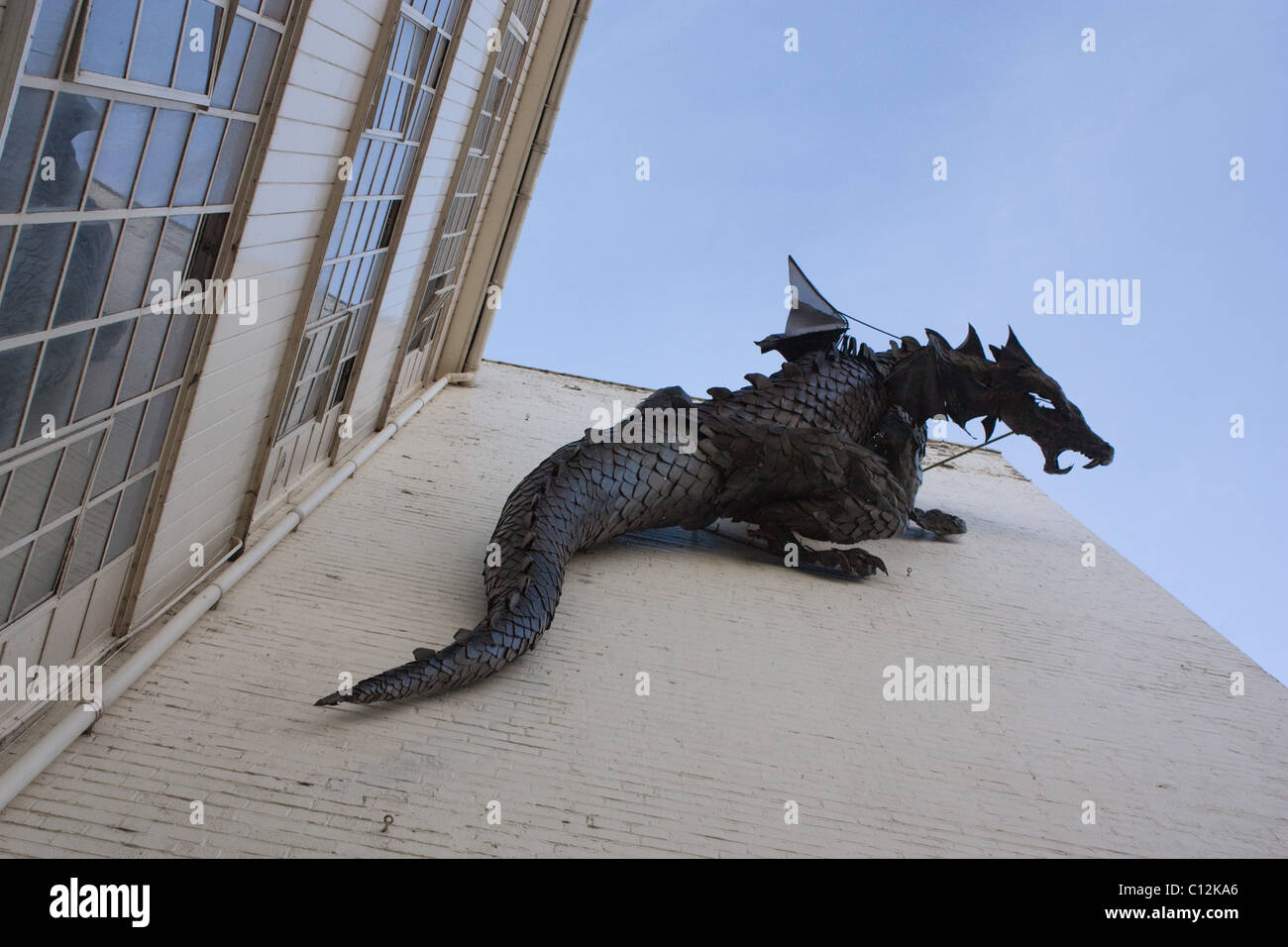 Dragon scultura su una parete presso la fabbrica di crema pasticcera, Birmingham, Inghilterra Foto Stock