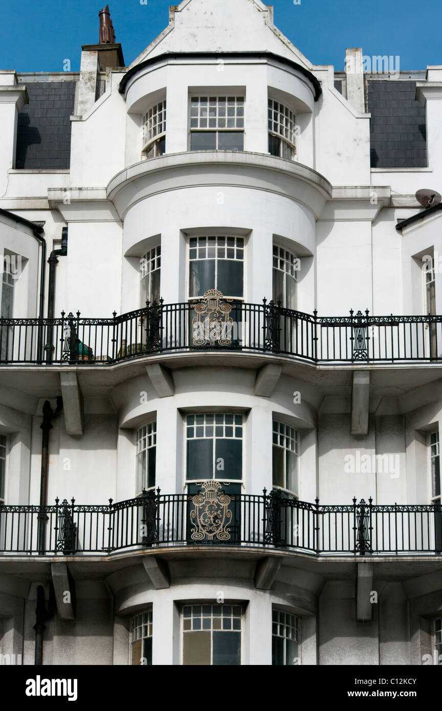 Metallo ornati balconi Palace Court Hastings East Sussex England Foto Stock