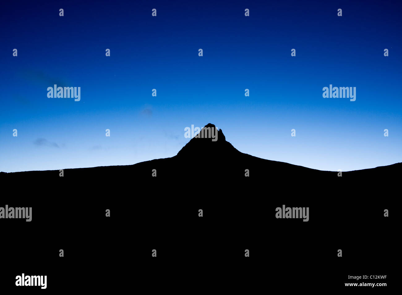 Fienile Bluff stagliano contro il cielo notturno appena dopo il tramonto Foto Stock