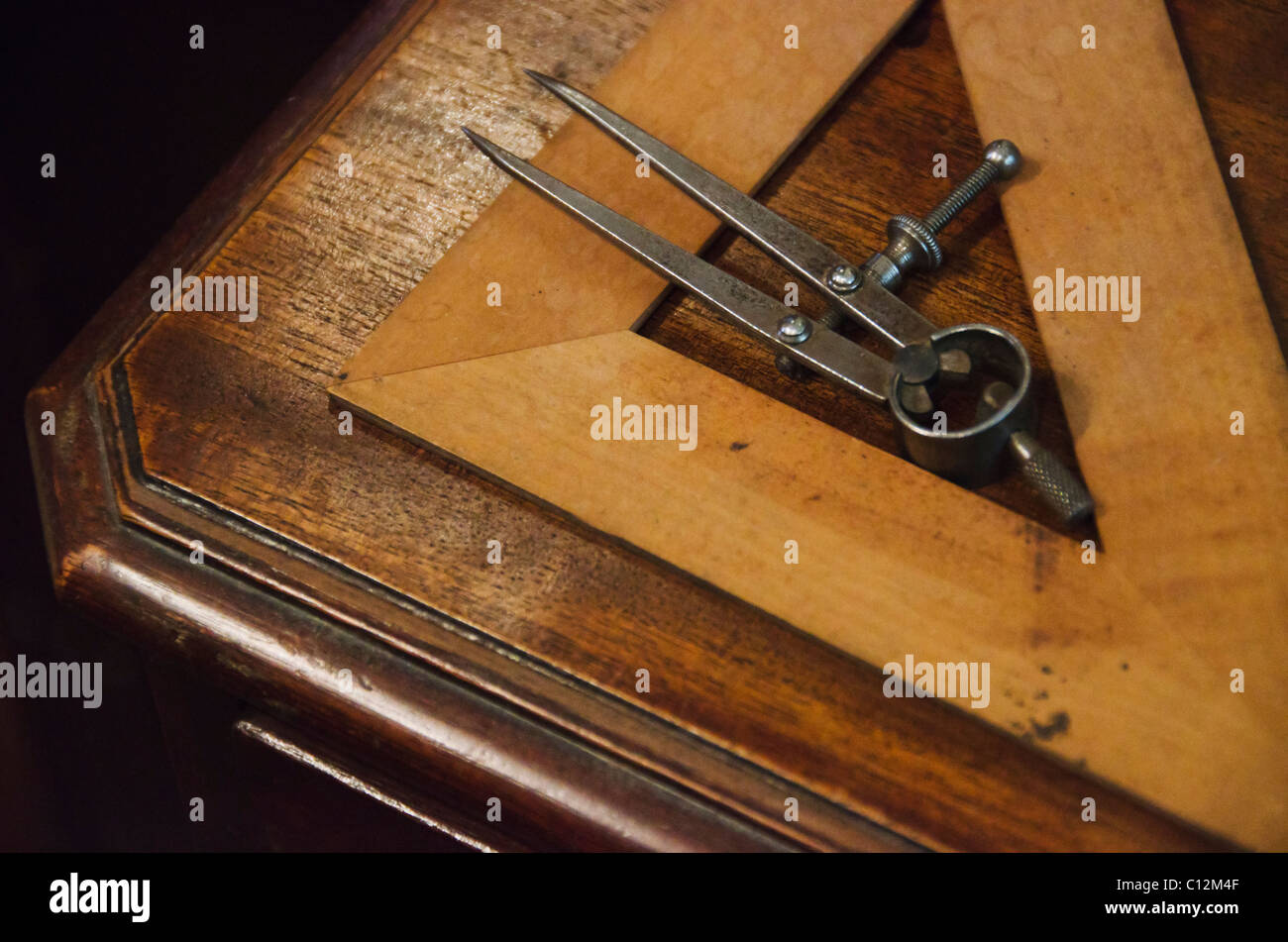 Set di antico quadrato e coppia di bussole sul tavolo di legno Foto Stock