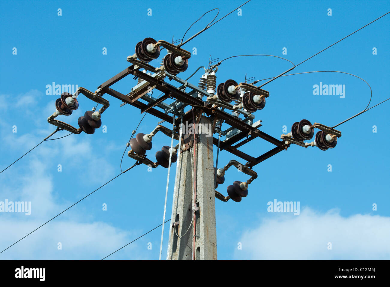 Pilastro elettrico contro il cielo blu Foto Stock