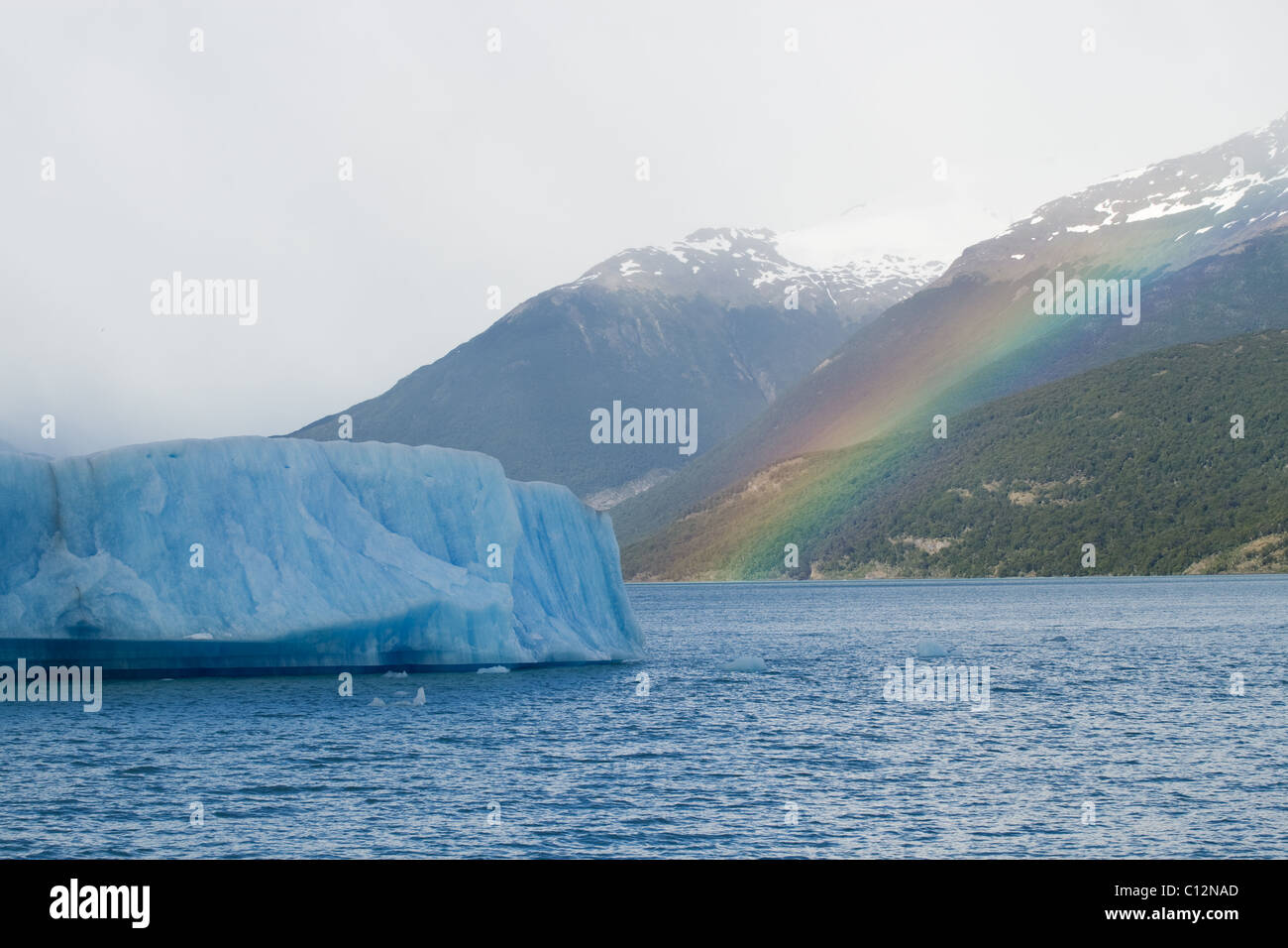 Rainbow in montagna sopra il Lago Argentino Foto Stock