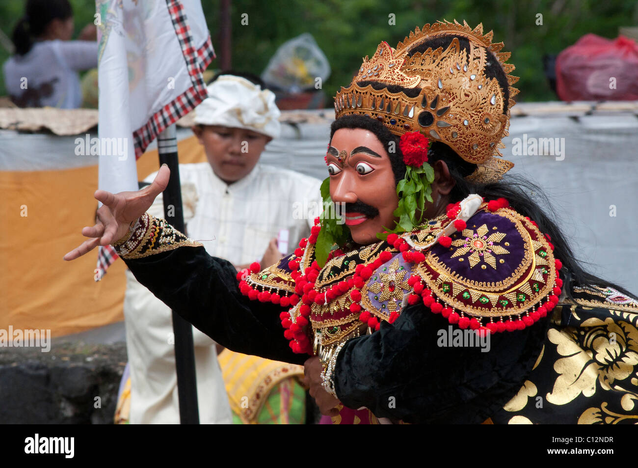 Attore che indossa una maschera topeng a prestazioni a un tempio cerimonia in Padang Bai Bali Indonesia Foto Stock