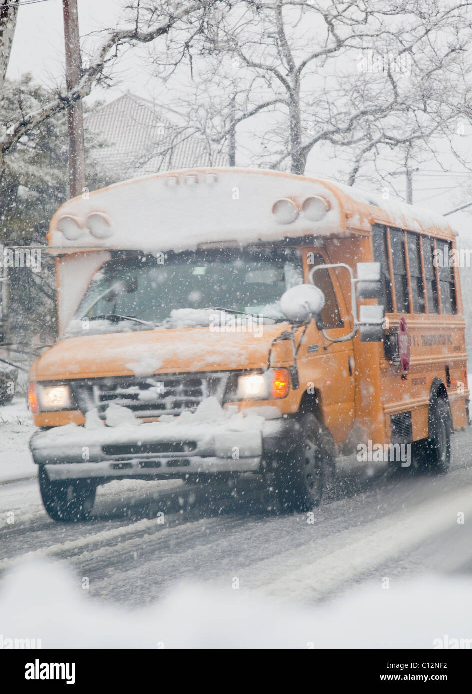 Stati Uniti d'America, New Jersey, Jersey City, scuola bus sulla strada durante la bufera di neve Foto Stock