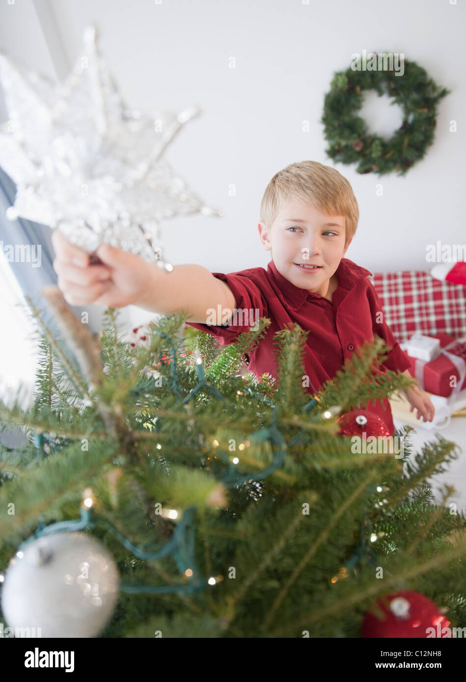 Stati Uniti d'America, New Jersey, Jersey City, ragazzo (8-9) la decorazione albero di Natale Foto Stock