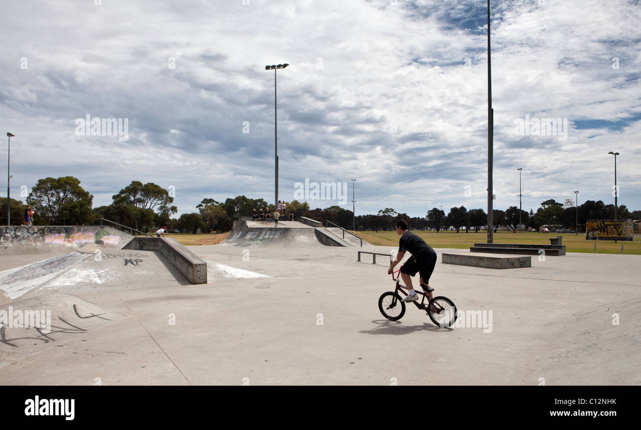 Ragazzo adolescente su una BMX bike a skate park Foto Stock