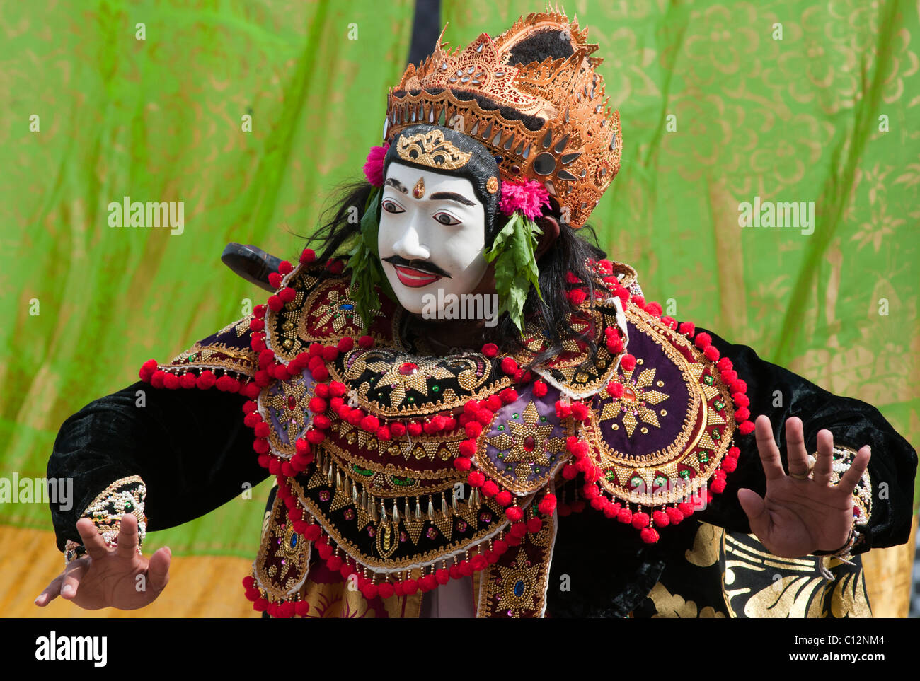Una mascherata topeng attore in un tempio festival Padang Bai, Bali, Indonesia Foto Stock