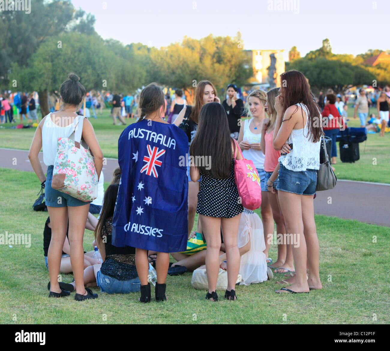 Un gruppo di ragazze adolescenti che celebra l'Australia Day a Sir James Mitchell Park nel sud di Perth, Western Australia Foto Stock